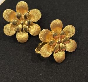 Vintage Crown Trifari Signed Daisy Flower Gold Tone Clip On Earrings Floral
